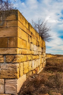 Büyük taşlı eski taş bir duvar.