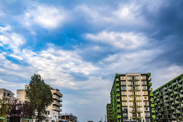 Şehirdeki modern apartman