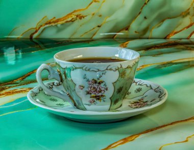 Kahve fincanda, mermer arka planda.