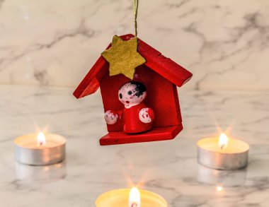 Yılbaşı süsleri ve mum