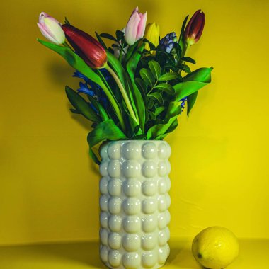 Vazodaki sarı laleler