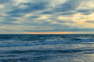 Denizde gün batımı, bulutlar ve gökyüzü