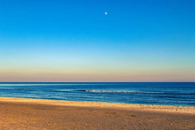 Akşam denizinde güzel bir gün batımı
