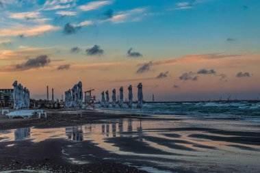 Denizin üzerinde güzel bir gün batımı