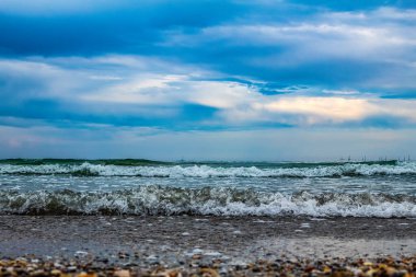 Sahildeki deniz dalgaları
