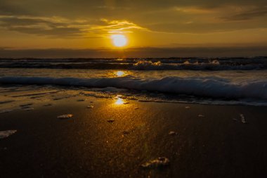 Sahilde gün batımı