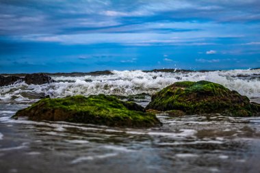 Sahildeki kayalıklarda deniz dalgaları.