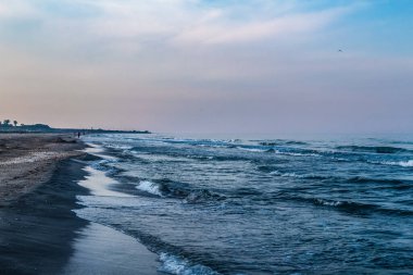 Akşamları Karadeniz 'de deniz dalgaları. Dalgalarla dolu güzel bir deniz.