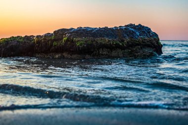 Sahildeki kayalıklarda deniz dalgaları