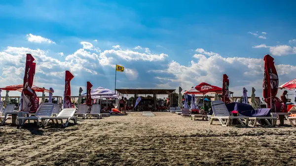 Sahildeki plaj şemsiyeleri.