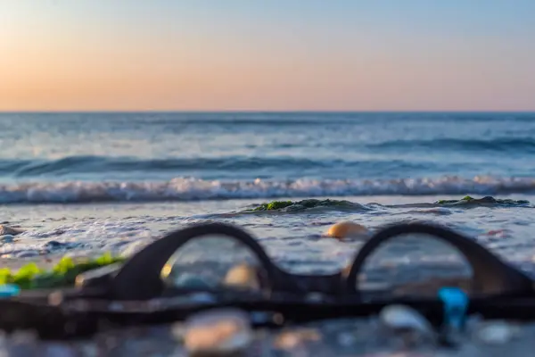 Sahilde deniz manzarası ve arka planda bir sürü kum..