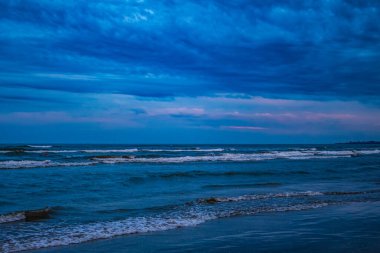 Deniz kıyısında gün batımı.