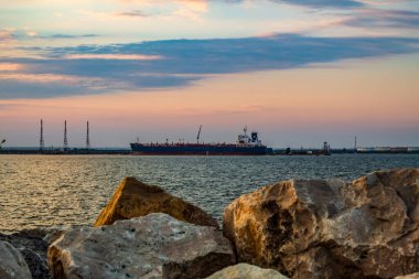 Gemi denizde yelken açıyor.