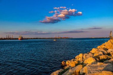 Denizin üzerinde gün batımı.