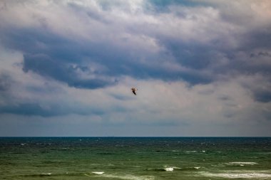 Denizin üzerinde fırtına bulutları