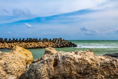 Sahilde bulutlu güzel bir deniz ve gökyüzü