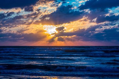 Denizin üzerinde güzel bir gün batımı