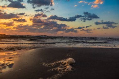 Denizin üzerinde gün batımı.