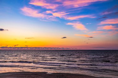 Denizde güzel bir gün batımı