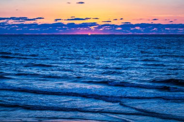 Yazın Baltık Denizi 'nde güzel gün batımı