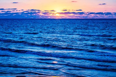 Deniz sahilinde güzel gün batımı