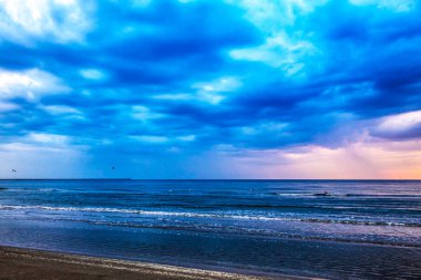 Denizin üzerinde güzel bir gün batımı