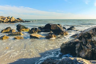 Sahildeki deniz dalgaları