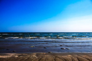 Mavi gökyüzünün arka planında güzel bir deniz kıyısı