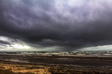 Denizde fırtına bulutları.