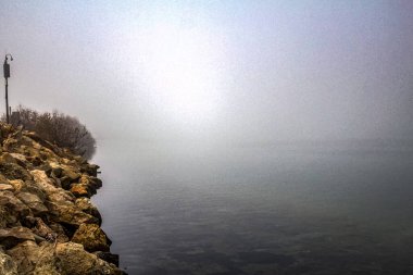 Göl kıyısında sisli göl