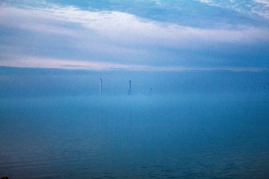 Gölün üzerinde güzel bir gün batımı