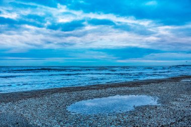 Dalgalı güzel deniz kıyıları
