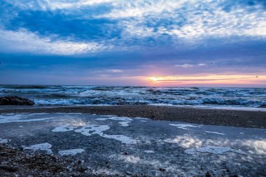 Sahilde güzel bir gün batımı