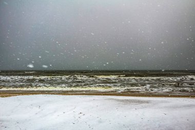 Karlı deniz plajı