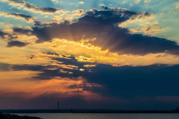 Denizin üzerinde güzel bir gün batımı
