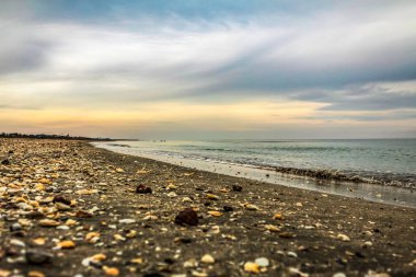 Sahilde güzel bir gün batımı. Doğa
