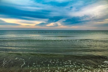 Denizin üzerinde güzel bir gün batımı