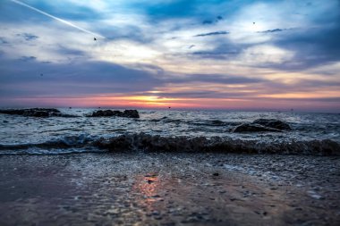 Denizin üzerinde güzel bir gün batımı. Doğa