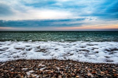 Dalgalı deniz plajı