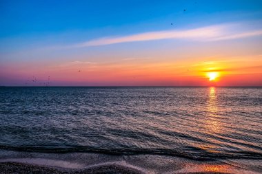 Deniz kıyısında güzel bir gün batımı