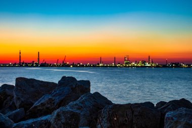 Denizin üzerinde güzel bir gün batımı