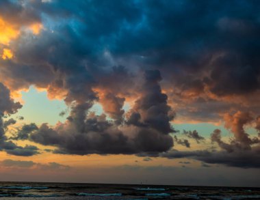 Akdeniz 'de akşam saatlerinde dramatik bir gün batımı.