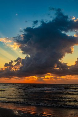 Baltık Denizi üzerinde güzel bir gün batımı