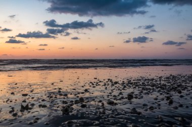 Denizin üzerinde gün doğumu. Güzel gün batımı.