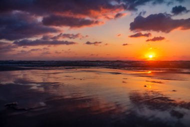 Sahilde gün batımı