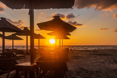 Sahilde gün batımı güzel bir manzarayla