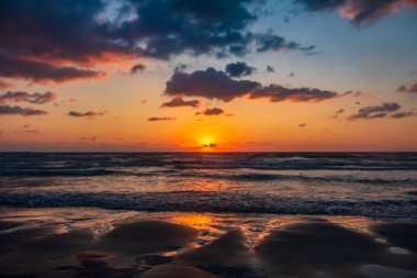 Denizin üzerinde güzel bir gün batımı