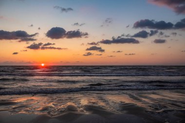 Denizin üzerinde güzel bir gün batımı