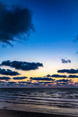 Denizin üzerinde güzel bir gün batımı