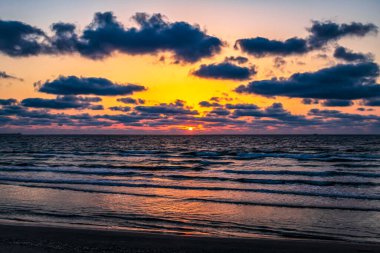 Denizin üzerinde gün batımı